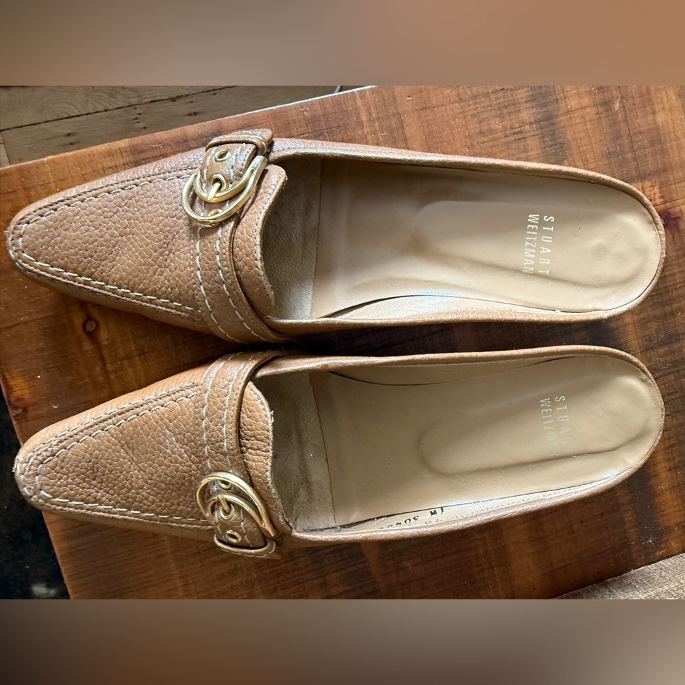 Stuart Weitzman Tan Leather Mule Loafers – Gold Hardware – Size 8